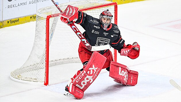 Brank�� Hradce Kr�lov� Stanislav �korv�nek zasahuje b�hem utk�n� proti T�inci.