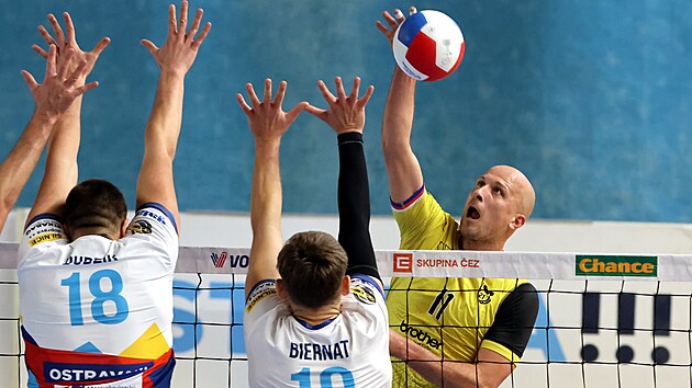 Brn�nsk� sme�a� David Jank� �to�� p�es ostravsk� blok.