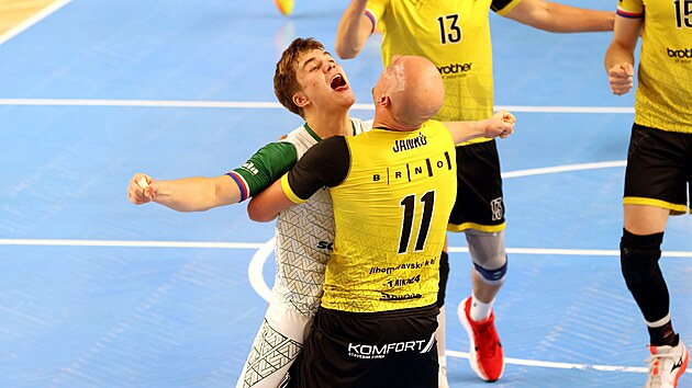 Brn�nsk� libero Daniel Waclaw a sme�a� David Jank� se raduj� z bodu.