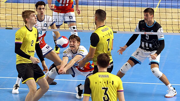 Ostravsk� sme�a� Michal Grzyb vyb�r� m�� t�sn� za s�t�.