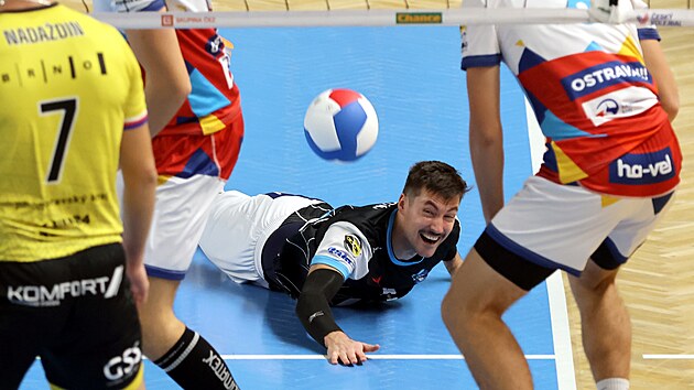 Libero ostravsk�ch volejbalist� Jakub Moty�ka vyb�r� ul�vku brn�nsk�ch volejbalist�.