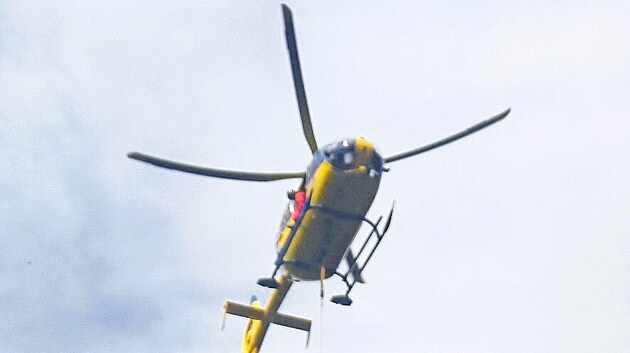 Z dol museli pacientku vyzvednout v podvsu pod vrtulnkem.