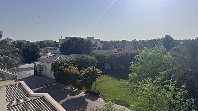 �My i v�t�ina na�ich zn�m�ch jsme zvolili vilu v n�kter�m ze stovek uzav�en�ch komplex�,� p�izn�vaj� spokojen�. 