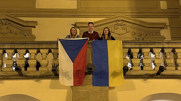 Podle p�edsedkyn� poslaneck�ho klubu Starost� Michaely �ebelov� je vlajka Ukrajiny d�le�it� symbol, �e �esk� republika stoj� na stran� zem� napaden� Ruskem. �Nen� to dobr� sign�l v��i uprchl�k�m z Ukrajiny, je to v prudk�m kontrastu s dosud projevovanou solidaritou,� komentovala sund�n� vlajky z fas�dy doln� komory pro iDNES.cz.