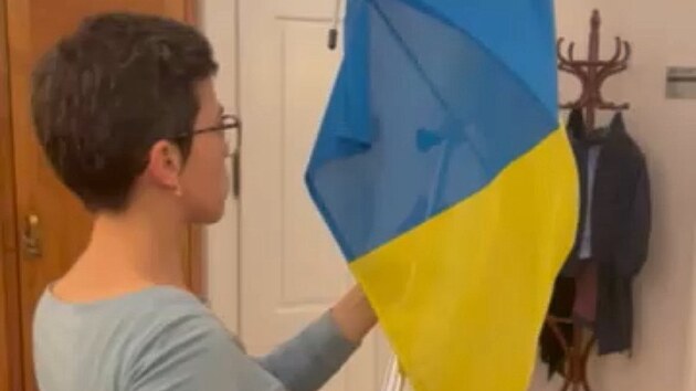 P�edsedkyn� poslaneck�ho klubu Pir�t� Olga Richterov� vyv�sila z okna doln� komory ukrajinskou vlajku, a to v reakci na krok nov�ho ��fa doln� komory Tomia Okamury, kter� ukrajinskou vlajku z fas�dy budovy Poslaneck� sn�movny sundal. (6. listopadu 2025)