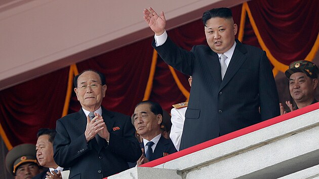 Severokorejsk� v�dce Kim �ong Un a zesnul� Kim Jong-nam, dlouholet� p�edseda severokorejsk�ho parlamentu. (4. listopad 2025)