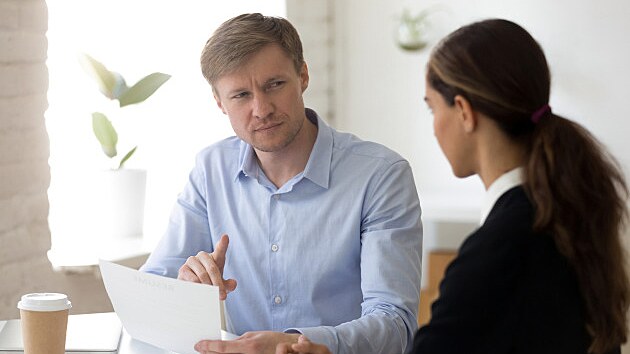 Najít dobrou práci dnes není jen o platu nebo benefitech. Mnohem důležitější je prostředí, ve kterém budete trávit většinu svého dne. A to se z pracovního inzerátu nebo krátkého pohovoru často nedozvíte. Jak tedy poznat férového zaměstnavatele ještě předtím, než podepíšete smlouvu?