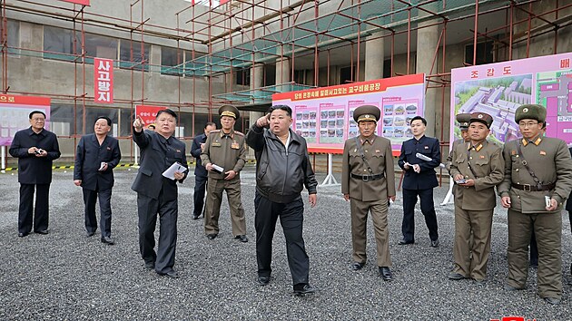 Kim si prohlédl stavbu továren na školní potřeby. Pochválil vojáky, úředníky sepsul