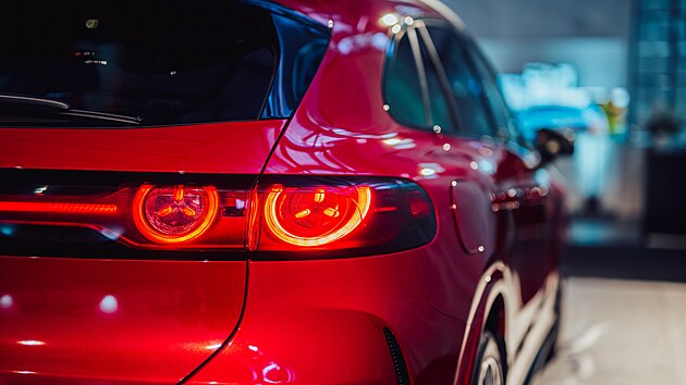 Denn� sv�cen� tvo�� hv�zdi�ky, kter� se st�vaj� charakteristick�mi pro v�echny nov� mercedesy. 