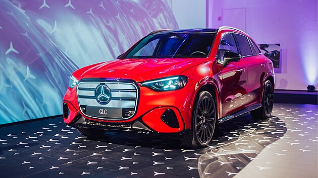 Za p��platek se dod�v� podsv�cen� maska, kter� je opat�ena 942 podsv�cen�mi �tverci, je� osv�tluje 140 LED diod. 