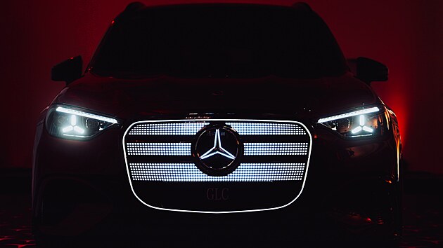 Kl��ov�m prvkem Mercedesu GLC EQ je p�epracovan�, vzp��men� maska s v�razn�m chromovan�m r�me�kem ve st��brn�m nebo tmav�m proveden� a s osv�tlenou konturou. 