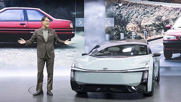 Prezident a generální �editel Toyoty Koji Sato na tiskové konferenci na...