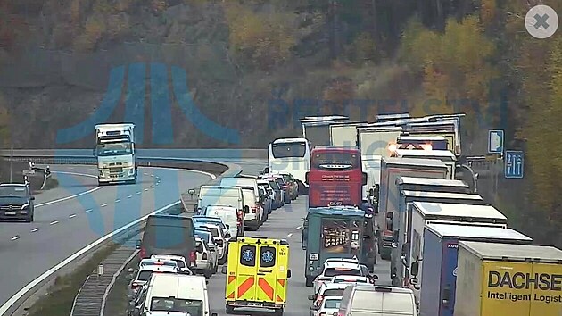 Hromadná nehoda na D1, tvoří se kolona. Pro zraněného letěl vrtulník