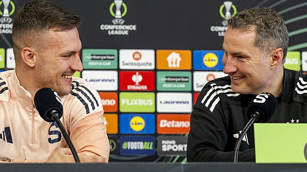 Spar�ansk� kapit�n Luk� Harasl�n (vlevo) a tren�r Brian Priske na tiskov�...