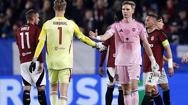 Pavel Kade��bek (vpravo s kapit�nskou p�skou) po z�pase s Rak�wem �enstochov� v Konferen�n� lize.