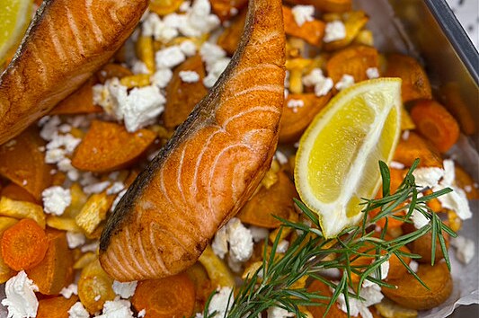 Zeleninový plech s lososem a feta sýrem podle Patrika Pavlíka