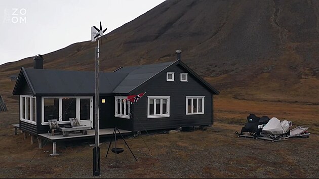 Chata po prom�n� � na terasu vyrobil Ole venkovn� n�bytek ze star�ho d�eva, kter� spojil star�mi kramlemi, kter� se d��v vyu��valy v dolech.