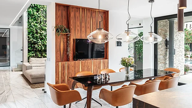 Svtidla nad stolem jsou od znaky Bomma.