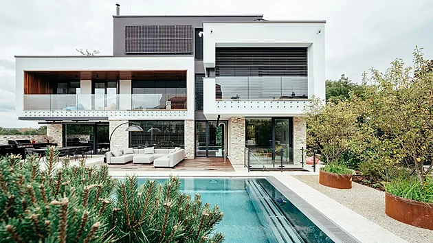 Dm je peliv promylen venku i uvnit. Nvrh stavby je od brnnskch architekt A77 ARCHITEKTI (Ing.arch. Libor Kaplan a Ing.arch. Zdenk Bure)