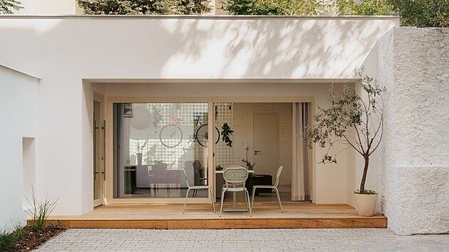 Do bytu lze vstoupit i�samostatn�mi dve�mi p��stupn�mi z terasy.