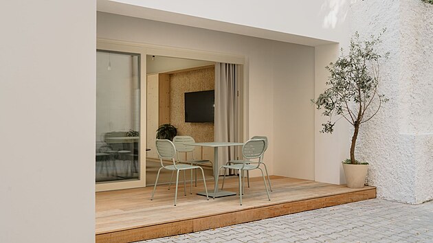 Minimalistick� venkovn� n�bytek nab�z� p��jemn� venkovn� posezen�.