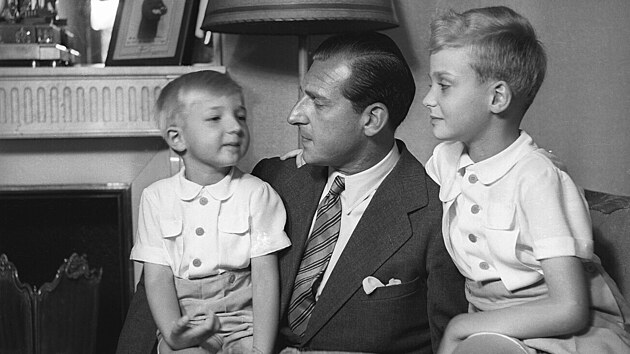 Juan Carlos (vpravo) s otcem Donem Juanem a mladím bratrem Alfonsem. Snímek je...