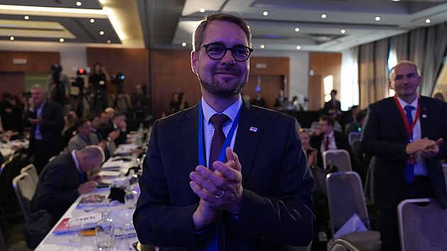 TOP 09 zvolila jako sv�ho nov�ho p�edsedu Mat�je Ond�eje Havla. Ve volb� nem�l protikandid�ta, dostal 120 ze 171 platn�ch hlas�. (8. listopadu 2025)