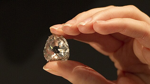 Diamant Sancy byl údajn nalezen v aludku mrtvého mue.