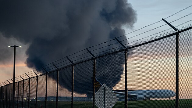 V americkm Louisville se ztil a explodoval nkladn letoun, zemelo sedm lid. (5. listopadu 2025)