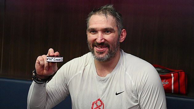 Alex Ove�kin z Washington Capitals s pukem, kter�m trefil sv�j 900. g�l v z�kladn� ��sti NHL.