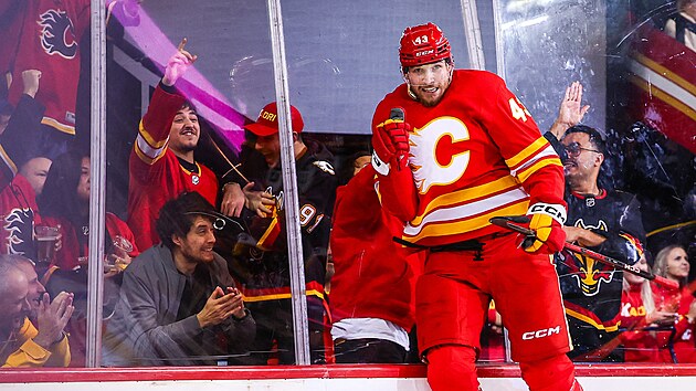 Adam Klapka z Calgary Flames oslavuje svou trefu.