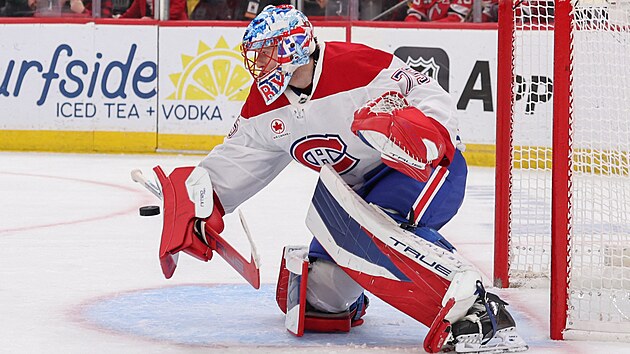 Montreal kalecisi Jakub Dobeš, New Jersey maçına müdahale ediyor.