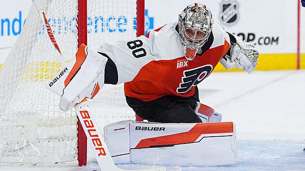 Gólman Daniel Vlada z Philadelphie zasahuje v utkání proti Torontu.