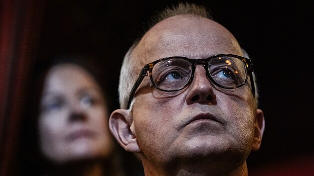 Jakub �palek a jeho sestra Petra v hledi�ti Národního divadla p�ed p�edáváním...