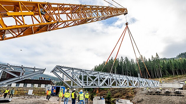 Usazov�n� konstrukce ly�a�sk�ho mostu p�es Labe ve skiare�lu ve �pindlerov� Ml�n� (4. listopadu 2025)