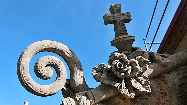 Restaur�to�i pracuj� na h�bitovn�m port�lu v Ho�ic�ch. (20. ��jna 2025)