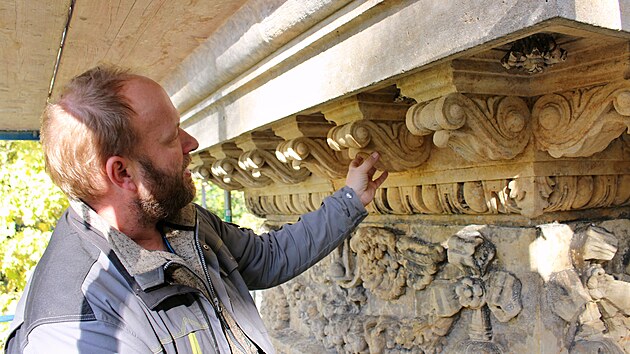 Restaur�to�i pracuj� na h�bitovn�m port�lu v Ho�ic�ch. (20. ��jna 2025)