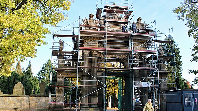 Ho�ice nech�vaj� opravit h�bitovn� br�nu po etap�ch. (20. ��jna 2025)