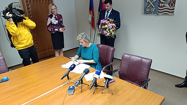 Hejtmanka Karlovarskho kraje Jana Mrakov Vildumetzov z ANO odstoupila ze sv funkce. Rozhodnut potvrdila svm podpisem. (4. listopad 2025)