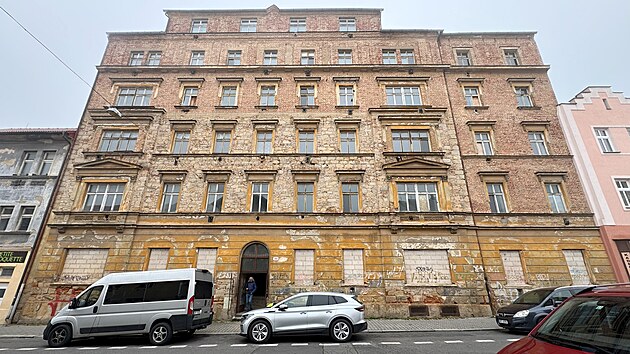 Zaala rekonstrukce zdevastovanho mstskho domu v Resslov ulici 13 v Plzni, kdysi nechvaln proslulho nejhorho ghetta ve mst. (5. listopadu 2025)