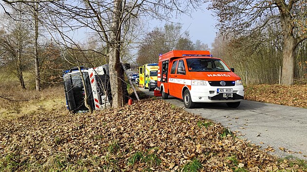 Dnes kolem poledn�ch hodin zasahovaly v�echny slo�ky IZS u dopravn� nehody u Horn�ho Dvo�i�t�. K popel��sk�mu vozu p�evr�cen�mu na bok. (7.listopadu 2025)