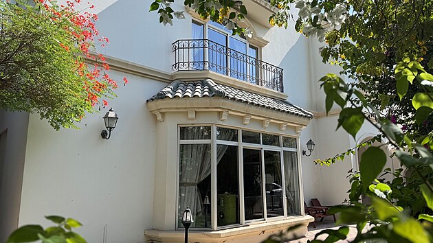 D�ky �sil� zahradn�ka je v�e kr�sn� zelen�, v siln�m kontrastu k �edi a p�sku hned za zd�.
