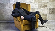 Prorutí separatisté pózují v obsazené budov regionální administrativy Doncké...