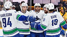 Hokejisté Vancouveru oslavují gól.. Trefil se Evander Kane (uprost�ed). Vlevo...