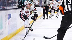 Connor Bedard z Chicaga pihrává puk v utkání proti Seattlu.