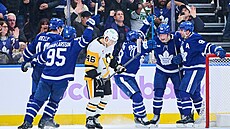 Hokejisté Toronta oslavují gól proti Pittsburghu.