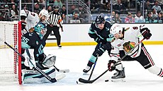 Frank Nazar (vpravo) z Chicaga se tlaí do zakonení v utkání proti Seattlu.