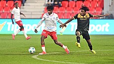 Osmifinále eského fotbalového poháru MOL Cupu: Pardubice (v bílém) - Ostrava..