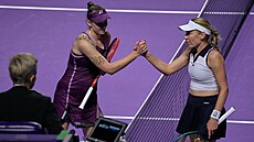 Jelena Rybakinová (vlevo) z Kazachstánu a Ruska  Jekatrina Alexandrovová po...