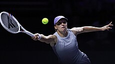 Iga �wiateková se natahuje po mí�ku v utkání s Amandou Anisimovovou.